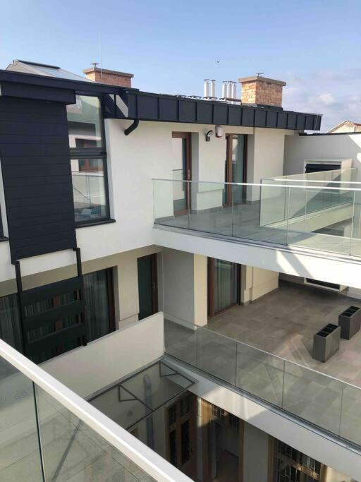 Luxury Cozy 2 Bdr Downtown Apt.5 דירה